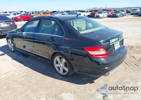 2011 Mercedes-Benz C 300 Luxury/Sport z USA, uszkodzony, nr VIN WDDGF5EB5BA468653